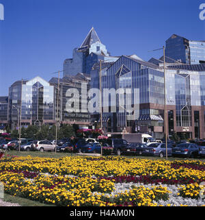 Il Kazakistan, Almaty, banca, fuori, edificio, facciata, vetro anteriore, cielo blu, finanze, parcheggio, veicoli, fiori, Foto Stock