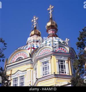 Il Kazakistan, Almaty, il giorno dell'Ascensione cattedrale, esterno, religione, fede, russo-ortodossa, stile architettonico, nella chiesa cattedrale, i campanili, cielo blu, chiesa, Foto Stock