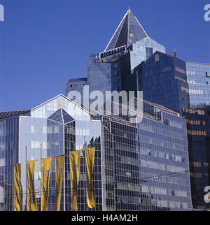 Il Kazakistan, Almaty, banca, fuori, edificio, facciata, vetro anteriore, cielo blu, bandiere, finanze, Foto Stock