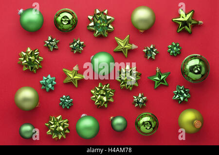 Set di decorazioni di Natale sul rosso. Foto Stock