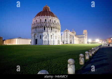 L'Italia, Toscana - Pisa - Piazza dei Miracoli, la cattedrale, il Battistero, il Campanile, 'Oblique torre", sera, Foto Stock