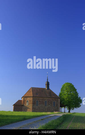 Vicolo del paese, tiglio, campo, in Germania, in Baviera, Mönchberg, Wendelinus cappella, Foto Stock