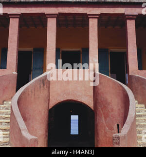 Il Senegal, Capo Verde, Ile de Goree, house, Maison la Esclaves, scale in aumento, mare, Africa occidentale, Africa, isola, isola di roccia, slave island, edificio, storicamente, slave house, commercio di schiavi, passaggio, porta, visualizzare, scale, rosso, architettura, museo, UNESCO-patrimonio culturale mondiale, luogo di interesse storico, nessuno, Foto Stock