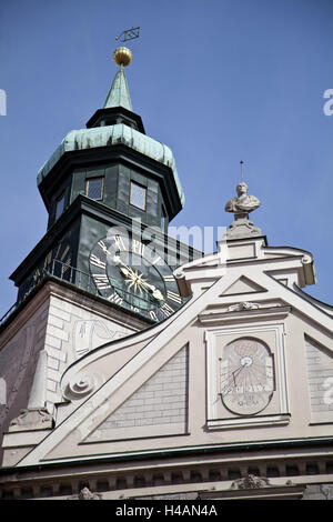 Timpano della Brunnenhof con Meridiana, Monaco di Baviera, Germania, Europa Foto Stock