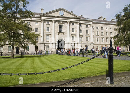 Irlanda, Dublino Trinity College, cortile interno, Regent House, edificio di ingresso, studente, Foto Stock