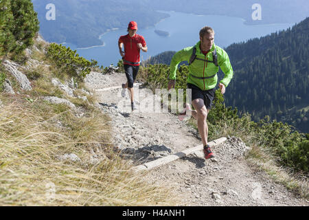 Due giovani guide di montagna sul sentiero di montagna, Foto Stock