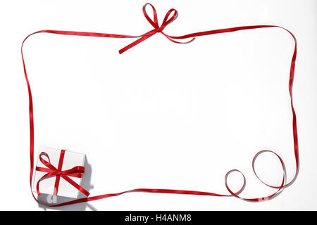 Nastro rosso e confezione regalo su sfondo bianco Foto Stock
