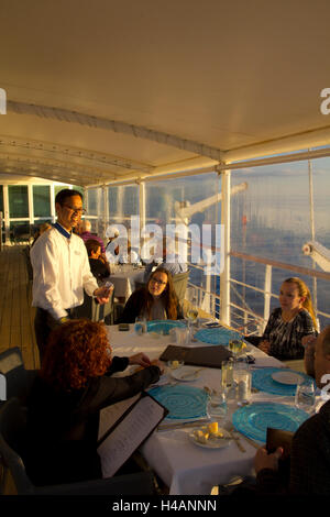 Il pranzo viene servito nel ristorante veranda a bordo Windstar Cruises vela-cruiser Wind Surf. Foto Stock