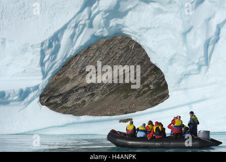 Gommoni, Zodiac con turisti prima di iceberg, Bjorn Oer montagna, Scoresbysund, Groenlandia, Foto Stock