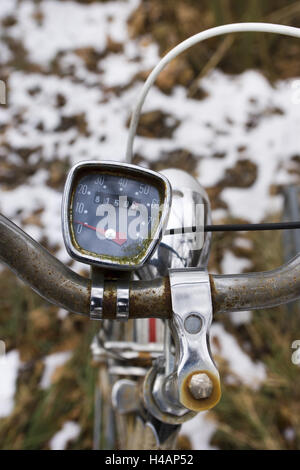 Vecchia bicicletta, dettaglio, tachimetro, manubrio, inverno, Foto Stock