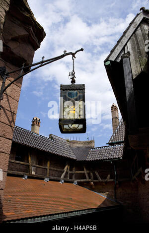 Lanterna nel cortile interno, Haut-Koenigsbourg, Alsazia, Francia, Foto Stock