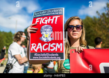 San Francisco, Stati Uniti. 09oct, 2016. Partito dei Verdi i manifestanti al di fuori del dibattito arena presso l Università di Washington a St Louis. © Michael Nigro/Pacific Press/Alamy Live News Foto Stock