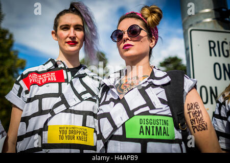 San Francisco, Stati Uniti. 09oct, 2016. Al di fuori di San Louis dibattito, 20 donne manifestanti, tutti dei quali realizzati 'wall tute" con "mattoni" citando le frasi di effettivi che Donald Trump ha detto sulle donne. © Michael Nigro/Pacific Press/Alamy Live News Foto Stock