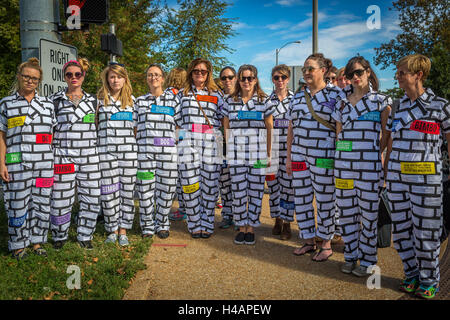 San Francisco, Stati Uniti. 09oct, 2016. Al di fuori di San Louis dibattito, 20 donne manifestanti, tutti dei quali realizzati 'wall tute" con "mattoni" citando le frasi di effettivi che Donald Trump ha detto sulle donne. © Michael Nigro/Pacific Press/Alamy Live News Foto Stock