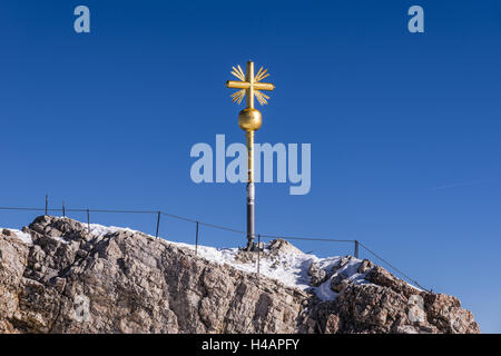 In Germania, in Baviera, Baviera, Werdenfelser Land, gamma di Wetterstein, Garmisch-Partenkirchen, Zugspitze, vista dalla piattaforma di osservazione al Zugspitze vertice con il vertice di croce, Foto Stock