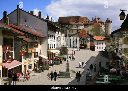 La Svizzera, GruyÞres Castello e la città nel cantone svizzero di Friburgo, mercato centrale con fontana e numerosi ristoranti, Foto Stock