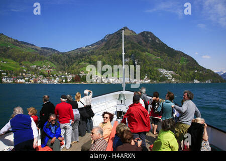 La Svizzera, Lucerna, storica "Kapellbrücke (ponte) attraverso il Fiume Reuss con la torre dell'acqua, una delle torri di guardia della città di Lucerna, fortificazione a sinistra sullo sfondo il castello-come 'Hotel' Gutsch, Foto Stock