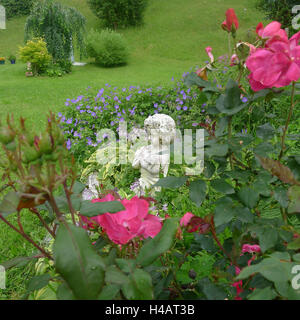 Giardino figura, rose, giardino, fiori, le estati, Blossom, rosa, angelo, figura, Putto, giardino di fiori, piante, fiori, decorazione, giardino decorazione, fuori, fiorisce, fioritura, rosso, soleggiato, estate, Foto Stock