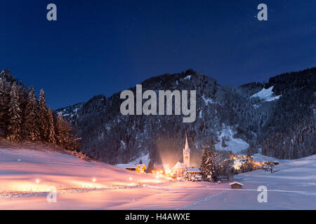 In Germania, in Baviera, Tiefenbach, Alpi, montagne, Algovia, sky, stelle, chiesa, villaggio, fiaba, valley, luci, Natale, inverno, la neve, legno, alberi, Steeple, luce, umore, modo, panorama, notte scura, romantica, scenario Foto Stock
