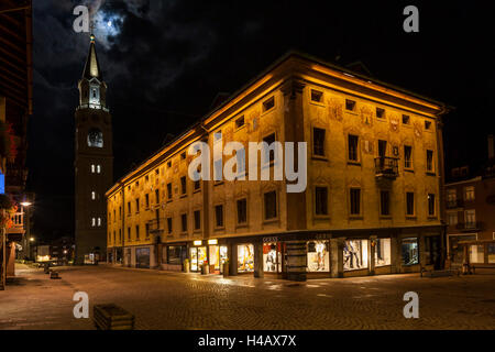 L'Europa, Italia, Dolomiti, Alto Adige, Cortina D'Ampezzo, Parrocheale chiesa di San Phillippo & Giacomo, centro città Foto Stock