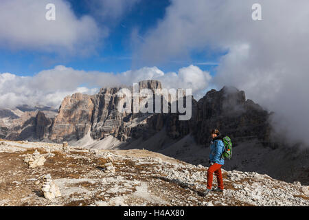 L'Europa, Italia, Dolomiti, Alto Adige, Passo Falzarego, vista dal Piccolo Lagazuoi sulla Tofana e il gruppo di Fanis, escursionista Foto Stock