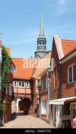 Germania, Bassa Sassonia, Stade, Hahnentor con chiesa St Cosmae et Damiani Foto Stock