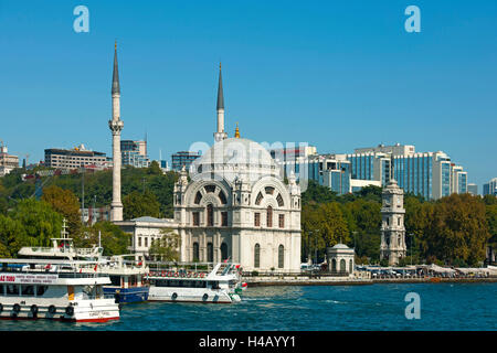 Turchia, Istanbul, Kabatas, Kabatas pier accanto al Bezmi Alem valida la moschea del sultano (Dolmabahce-Camii), torre dell'orologio del palazzo Dolmabahce e dietro di esso il cinque stelle hotel Swissotel il Bosforo Foto Stock