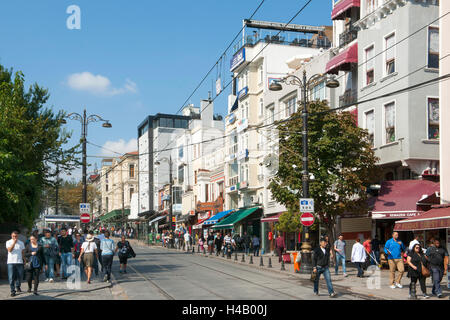 Oggi la Turchia, Istanbul, Sultanahmet, Divanyolu, la strada del grande consiglio è una strada per lo shopping e il lungomare. Foto Stock