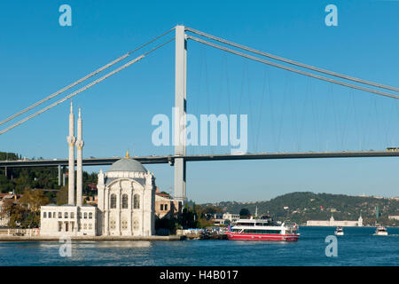 Turchia, Istanbul, Ortaky, vista sul Bosforo per il primo ponte sul Bosforo (Atatürk köprösü), al di sotto di esso la moschea Ortaky Foto Stock