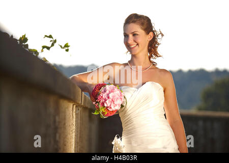 Sposa con bouquet nuziale in mano Foto Stock