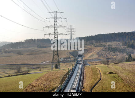 Alta tensione poli, foresta, tunnel, linea ferroviaria in costruzione, il nuovo tratto di pista, Foresta Turingia Foto Stock