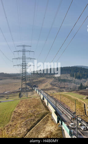 Alta tensione poli, foresta, tunnel, linea ferroviaria in costruzione, il nuovo tratto di pista, Foresta Turingia Foto Stock