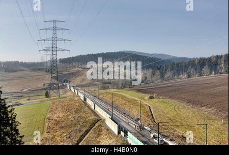 Alta tensione poli, foresta, tunnel, linea ferroviaria in costruzione, il nuovo tratto di pista, Foresta Turingia Foto Stock