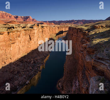 Il fiume Colorado, Vermiglio scogliere monumento nazionale, Utah, Stati Uniti d'America Foto Stock