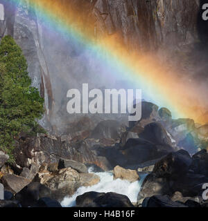 Abbassare Yosemite Falls, Yosemite Creek, rainbow, Yosemite National Park, California, Stati Uniti d'America Foto Stock