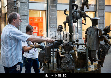 Fontana di acqua con ottone mobile marionette per bambini in Aachen Germania Foto Stock