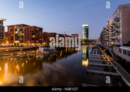 Germania, Hesse, di Francoforte sul Meno, vista l'appartamento case del Westhafen con il Westhafen Tower in background, Foto Stock