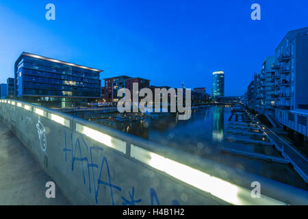 Germania, Hesse, di Francoforte sul Meno, vista l'appartamento case del Westhafen con il Westhafen Tower in background. Ringhiera besmeared con graffiti Foto Stock