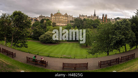 Edimburgo, Scozia - 30 Agosto 2016 : la gente seduta su una panchina nella zona est di Princes Street Gardens Foto Stock