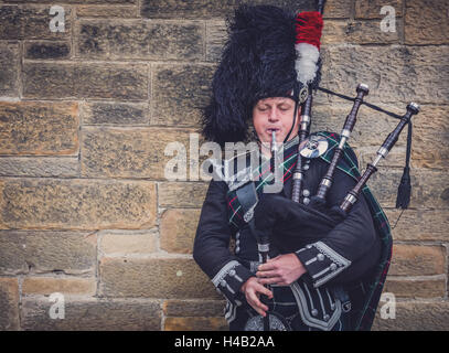 Edimburgo, Scozia - 02 Settembre 2016 : l uomo la riproduzione di tubi tradizionali per le strade di Edimburgo Foto Stock