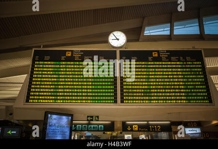 Arrivo Partenza board, aeroporto di partenza, Bilbao, Spagna Foto Stock