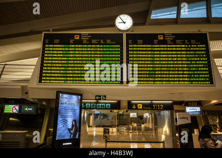 Arrivo Partenza board, aeroporto di partenza, Bilbao, Spagna Foto Stock