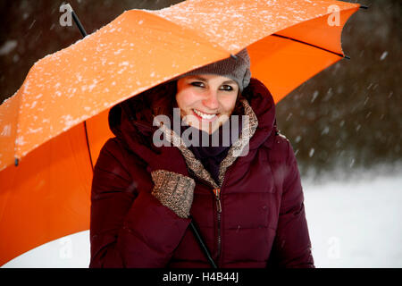 Donna abbigliamento invernale, neve, ombrello Foto Stock