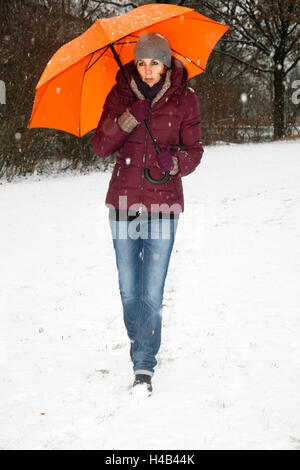 Donna abbigliamento invernale, neve, ombrello Foto Stock