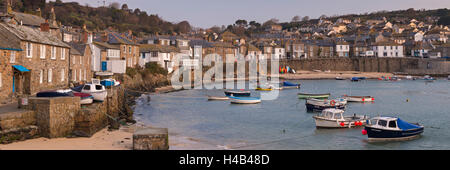 Barche nel porto di Mousehole, Cornwall, Inghilterra. Foto Stock