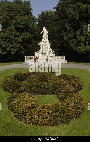 Austria, Vienna, il giardino del castello, parco, Mozart della statua, visitatore, estate, l'Europa, la città capitale, luogo di interesse, vacanze, viaggi, destinazione park, aiuola di fiori, fiori, forma, clef, musica, personalità, famoso, berümt, freeze frame, monumento, compositore, Mozart, Foto Stock