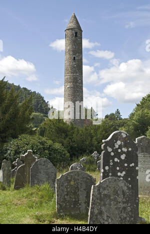 In Irlanda, il Leinster, Wicklow, Glendalough, chiostro impianto, 6. Cento., torre rotonda, 10. Cento., cimitero, lapidi, Foto Stock