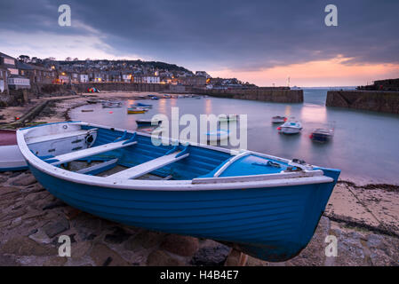 Mousehole harbour all'alba, Mousehole, Cornwall, Inghilterra. Foto Stock
