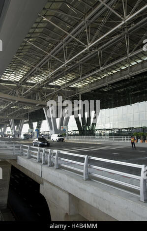 Thailandia, Bangkok Suvarnabhumi Airport, terminale, strada di accesso, auto, Asia del sud-est asiatico, città capitale, aeroporto, terminale di un aeroporto, edificio, architettura, edilizia, Überdachung, tetto, Bridge Street, turismo, viaggio in aereo, andare lontano, Foto Stock
