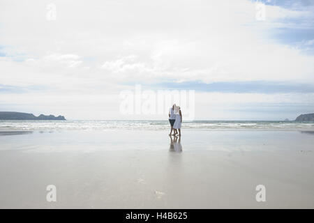 Paio di camminare sulla spiaggia, Foto Stock